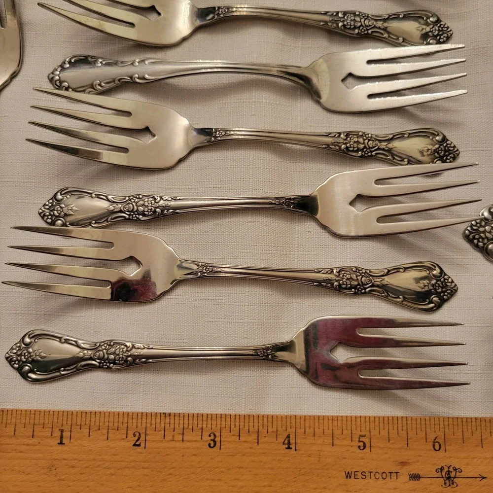 Oneida Distinction Deluxe HH 56pc Flatware Set Stainless Steel Floral Classic